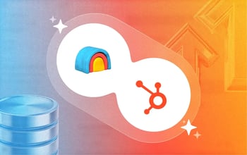 Visuel illustrant l’intégration fluide entre deux outils : le logo Clay et le logo HubSpot, reliés au centre d’un fond dégradé bleu et orange symbolisant la connexion et la croissance.