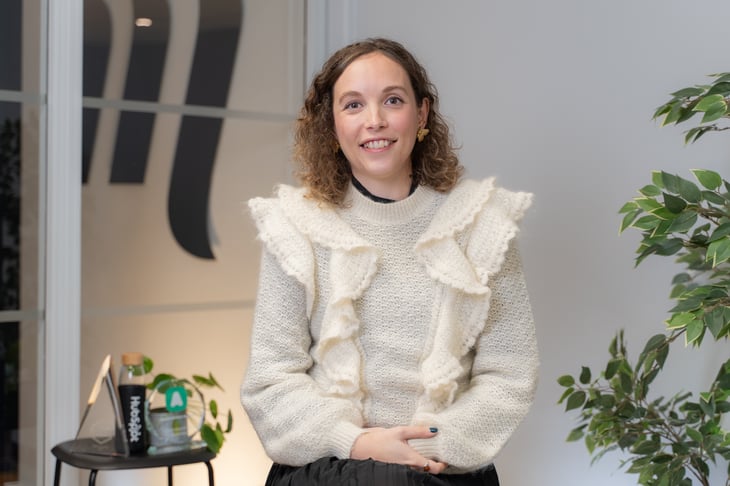 femme posant souriante 
