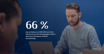 Un homme crée de modules sur HubSpot