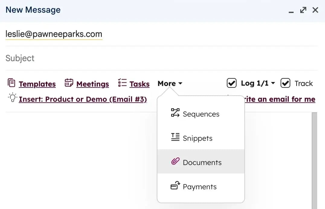 Visuel qui montre comment l’intégration permet de suivre les ouvertures, les clics et les pièces jointes.