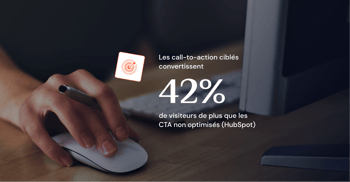 Une personne utilise un ordinateur pour créer des boutons d'appel à l'action