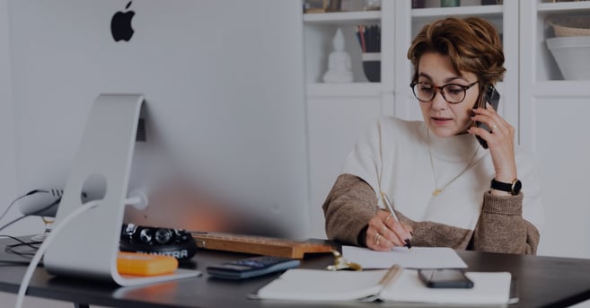 Femme écrivant sur un carnet, et texte : utiliser le framework BANT pour activer des SQL