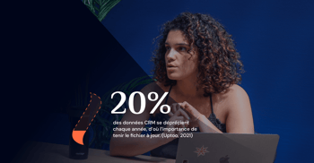 Une jeune femme explique les avantages du hub operations 