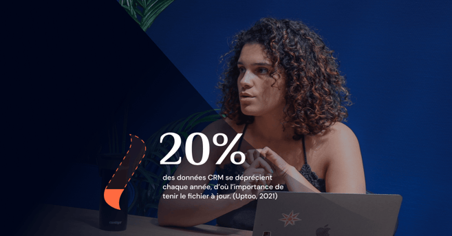 Une jeune femme explique les avantages du hub operations 