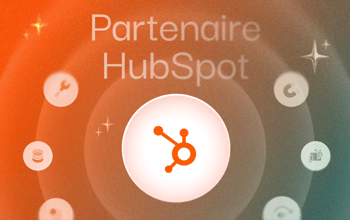 Le logo HubSpot au centre de l'image dans un rond blanc. Le mot clé 