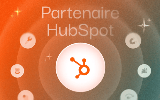 Le logo HubSpot au centre de l'image dans un rond blanc. Le mot clé 