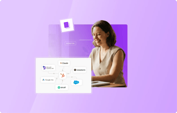 Une femme souriante avec une image flottante représentant différents CRM reliés à HubSpot