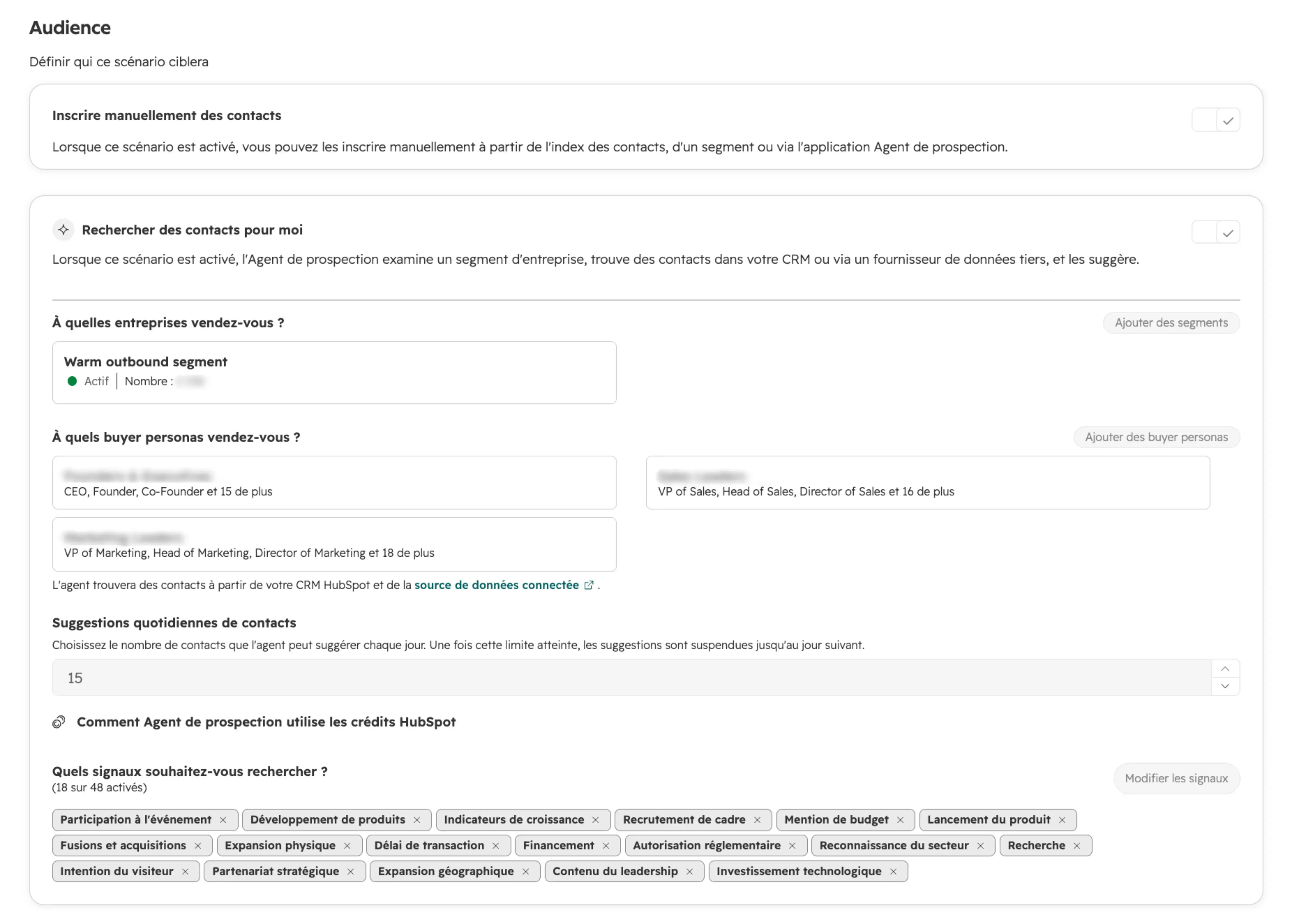 Formulaire de configuration de l'audience pour un scénario dans HubSpot, incluant la recherche de contacts, le choix du segment d'entreprises (Warm outbound), les buyer personas visés (CEO, Founder, VP of Sales, etc.), la limite de suggestions quotidiennes de contacts, et une liste de signaux de recherche à cibler.