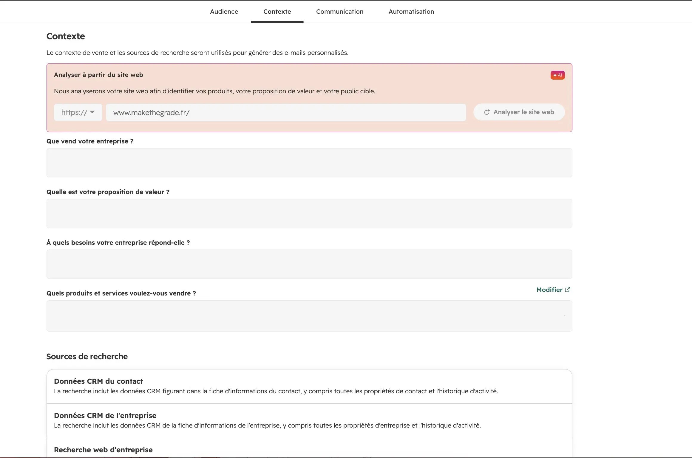 Onglet "Contexte" dans HubSpot permettant de configurer les informations de l'entreprise avec l'analyse d'un site web (makethegrade.fr), des champs à remplir sur ce que vend l'entreprise et ses besoins, ainsi que les sources de recherche sélectionnées (Données CRM du contact, de l'entreprise, et Recherche web).