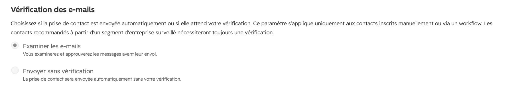 Options de "Vérification des e-mails" dans HubSpot, permettant de choisir entre "Examiner les e-mails" (approuver les messages avant leur envoi) ou "Envoyer sans vérification" pour automatiser la prise de contact.
