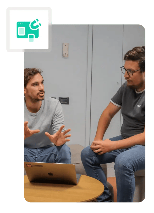 Deux personnes créent un site web de conversion