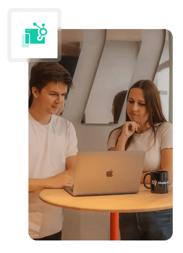 Photo de deux développeurs devant le thème HubSpot