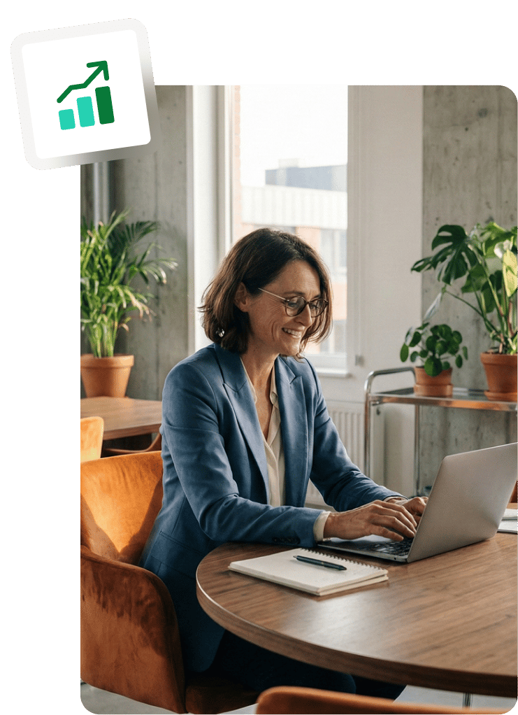 Dame assisse en train de pianoter sur son ordinateur