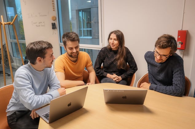 Brice entouré de ses collègues souriants