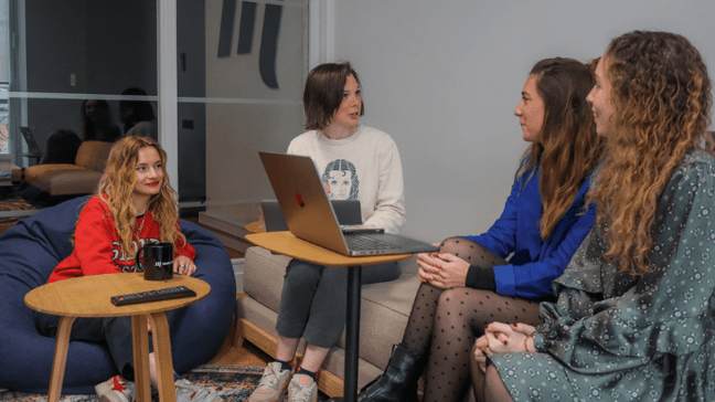 Marie, Jimmy, Clara et Maud font connaissance en salle de pause