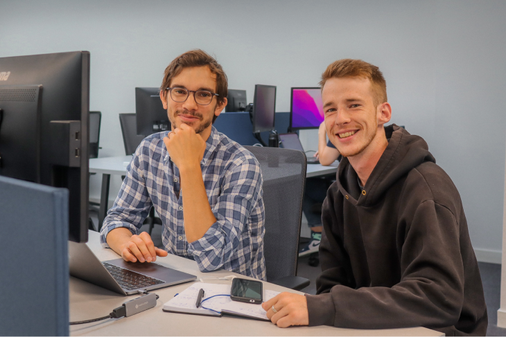 Thibaut et Simon qui travaillent sur un projet web
