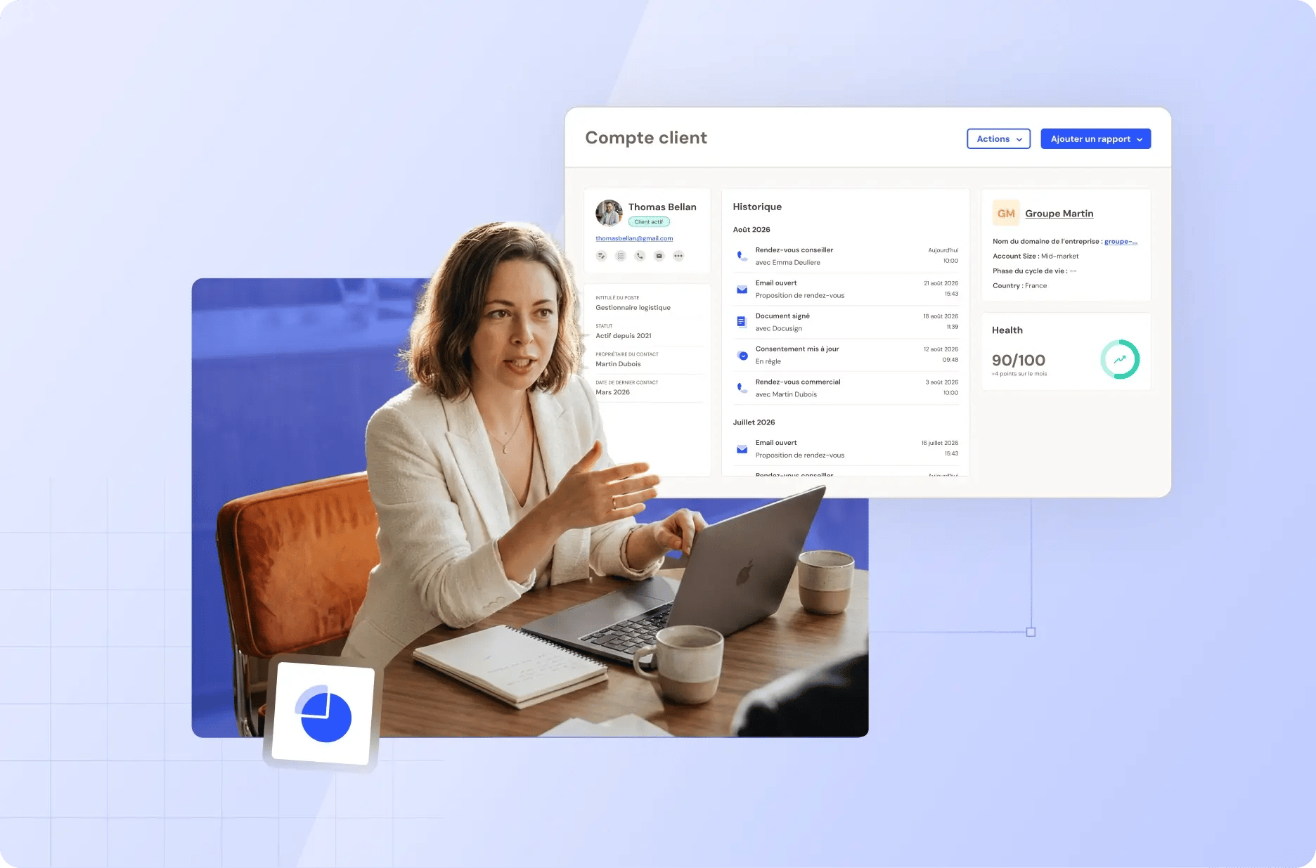 Une femme experte assise à son bureau avec son ordinateur est en train de parler avec une personne en face d'elle. A côté, une image représentant un compte client avec les coordonnées, l'historique des échanges et son score.