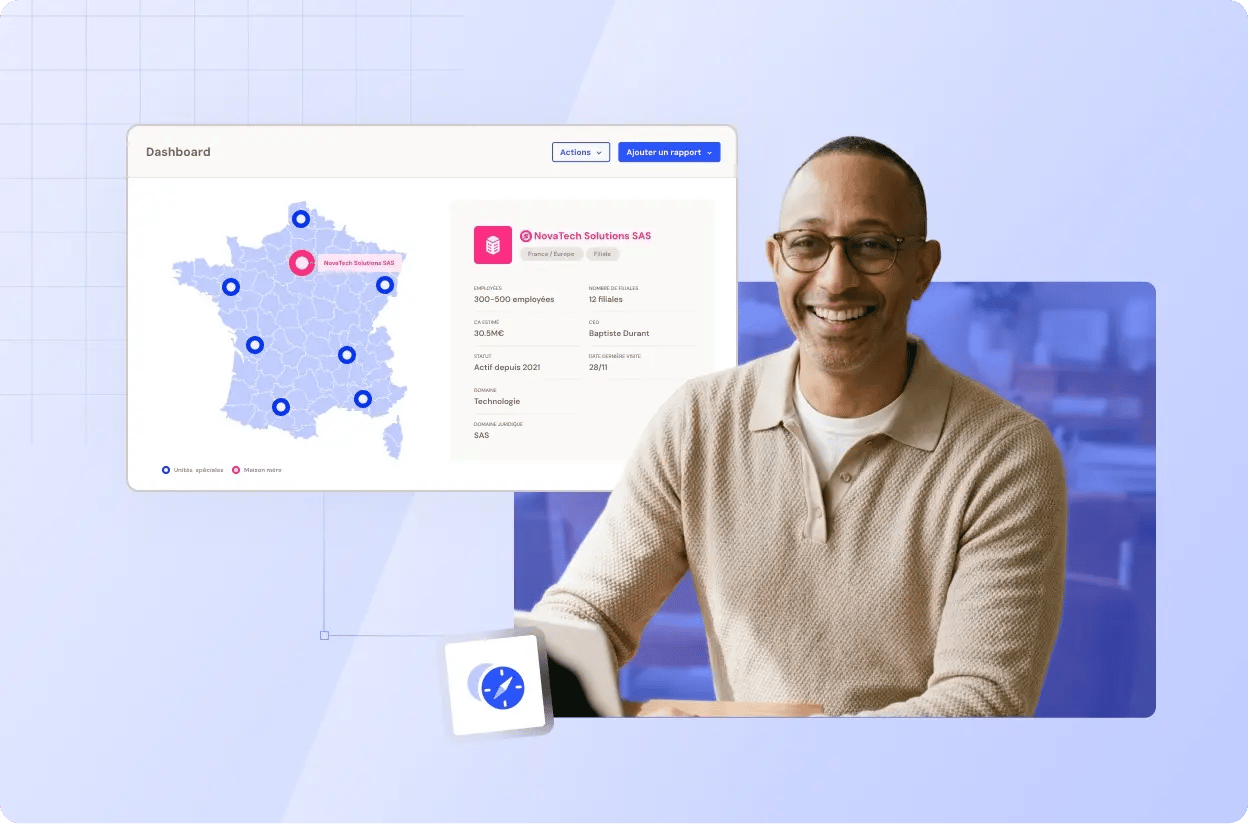 Une homme expert souriant avec une illustration représentant un dashboard qui cartographie les différents sites de l'entreprise en france.