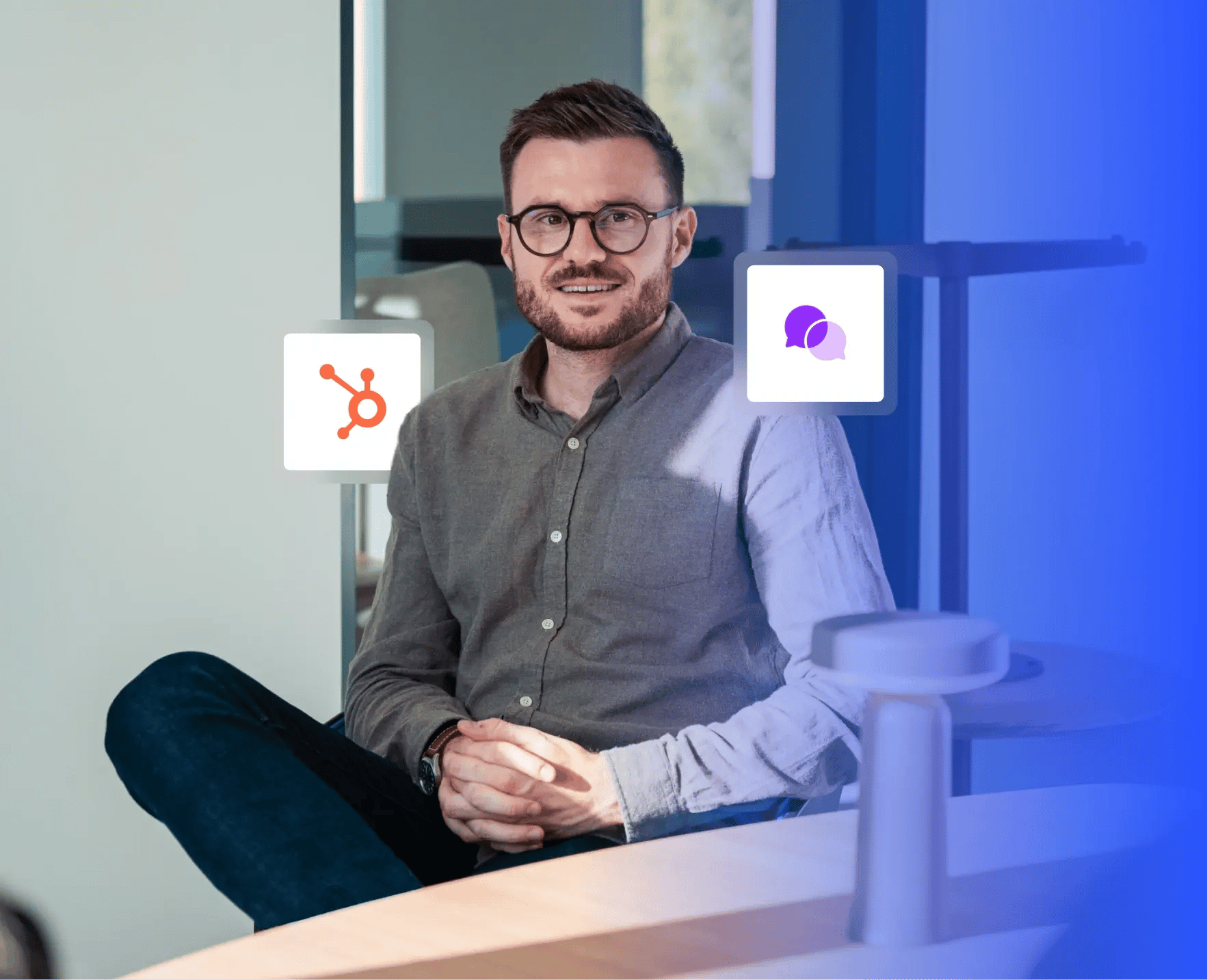 Renaud Dreuslin, responsable commercial dans un open space.