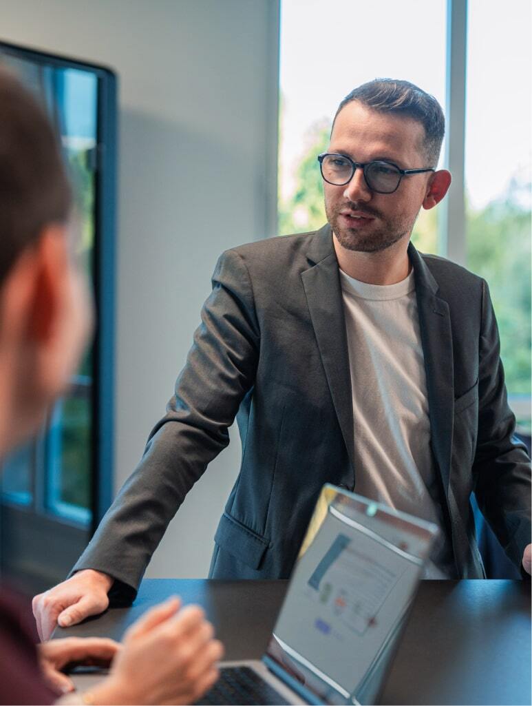 Justin Lagadec, CEO de Make the Grade, en discussion dans un open space.