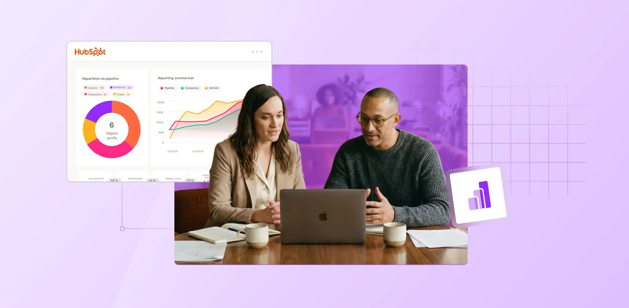Deux collaborateurs satisfaits devant un ordinateur portable avec des rapports commerciaux et graphiques HubSpot en arrière-plan.