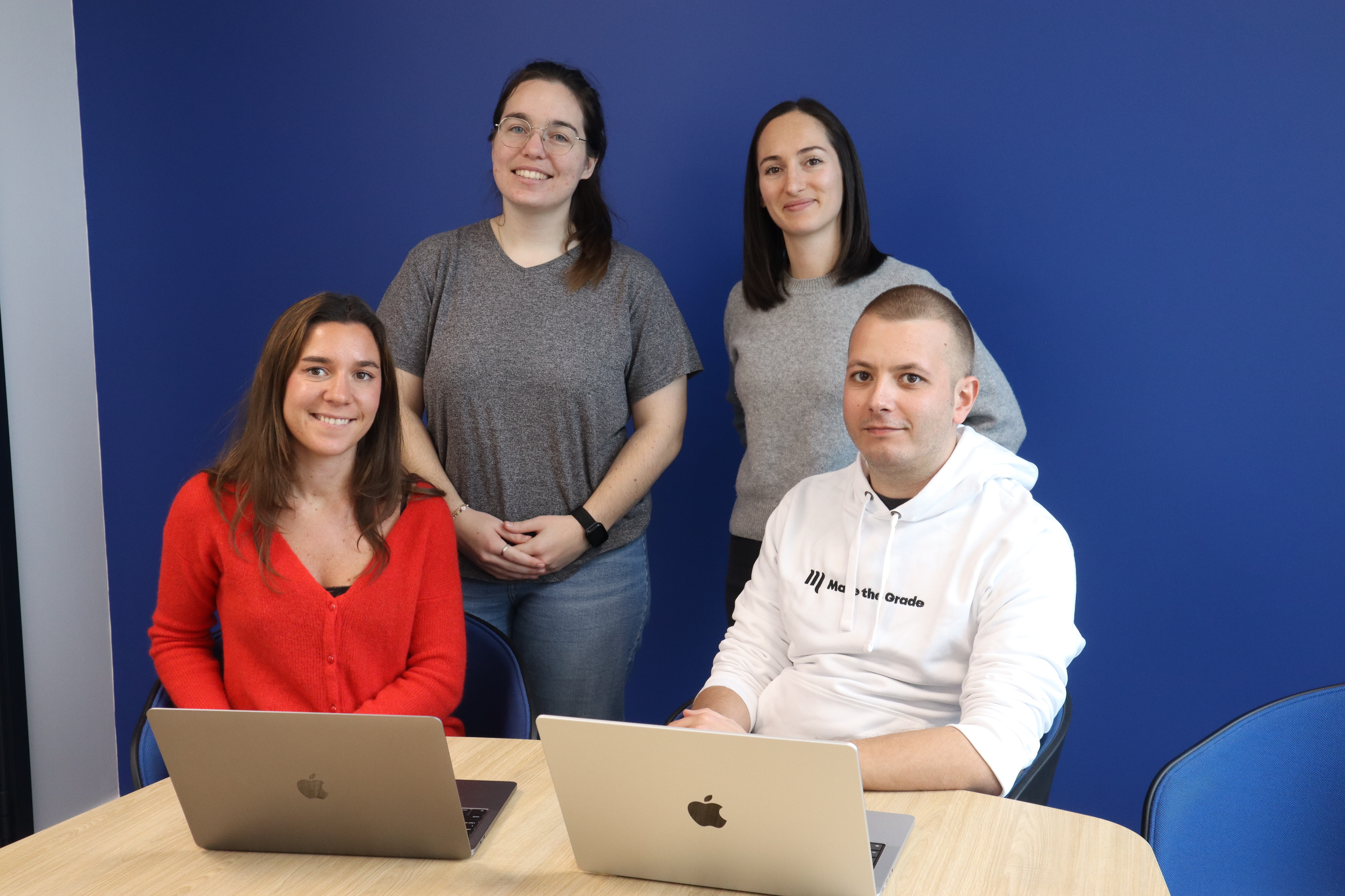 Jean entourée de ses collègues du pôle CRM & RevOps