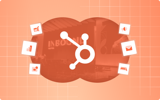 Un jeune homme se renseigne sur les avantages de HubSpot