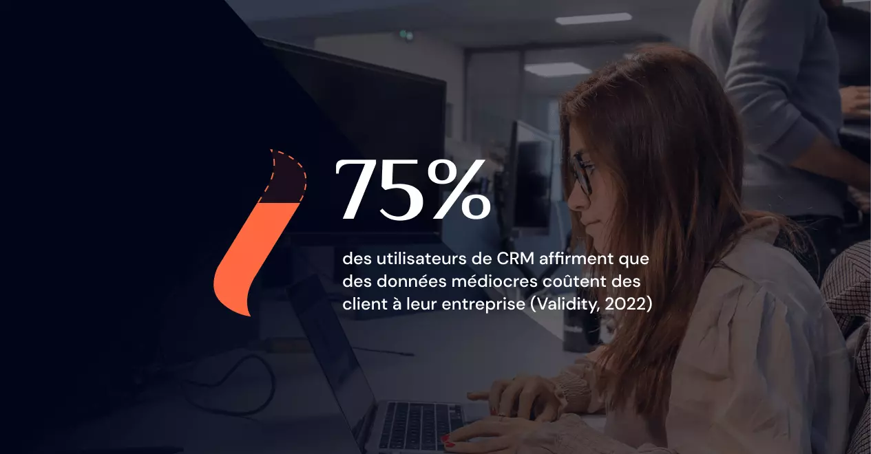 Utilisant des outils CRM, une jeune fille perfectionne la gestion de ses données.