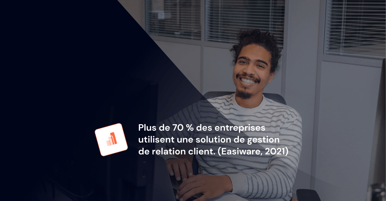 Un jeune homme utilise le CRM HubSpot pour générer des revenus.