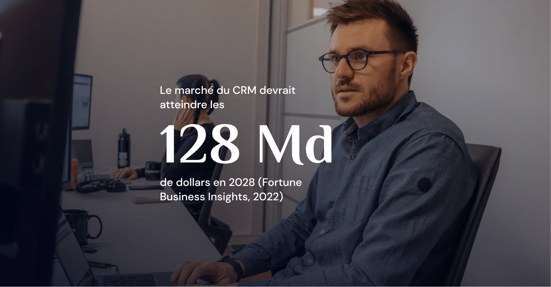 Un jeune homme conclut des ventes 