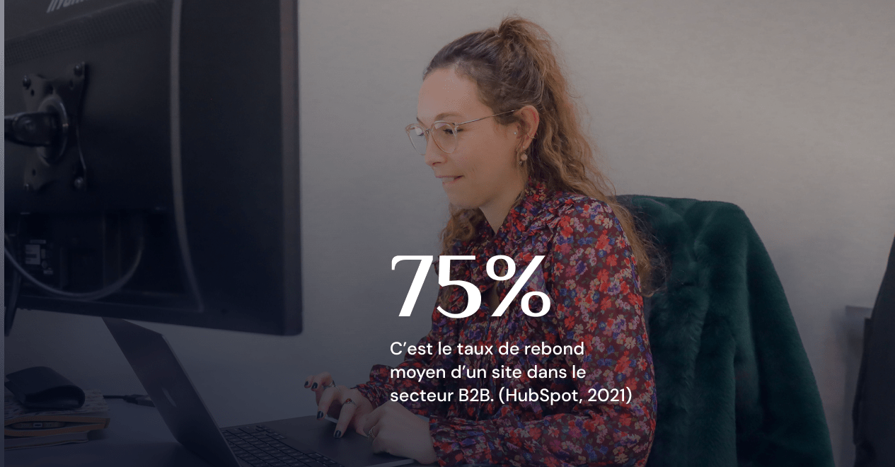 Une jeune femme crée sa homepage sur le CMS HubSpot