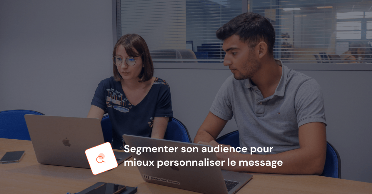 Deux personnes travaillant sur la segmentation de listes de contacts