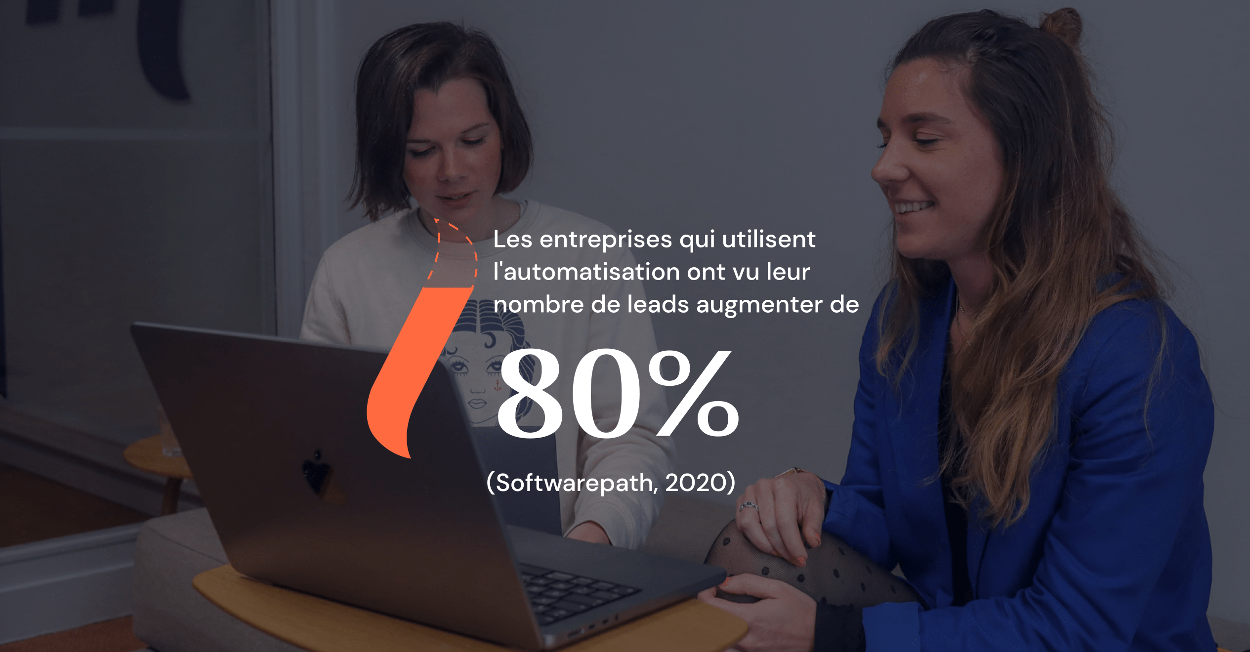 Statistique sur l'automatisation avec en fond une photo de deux jeunes femmes assises devant leur ordinateur.