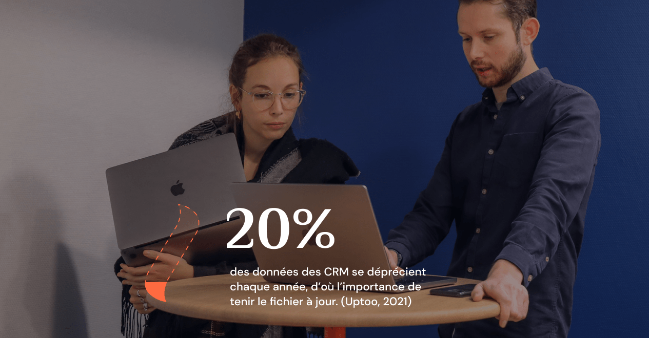 Deux personnes nettoient leur base de données HubSpot