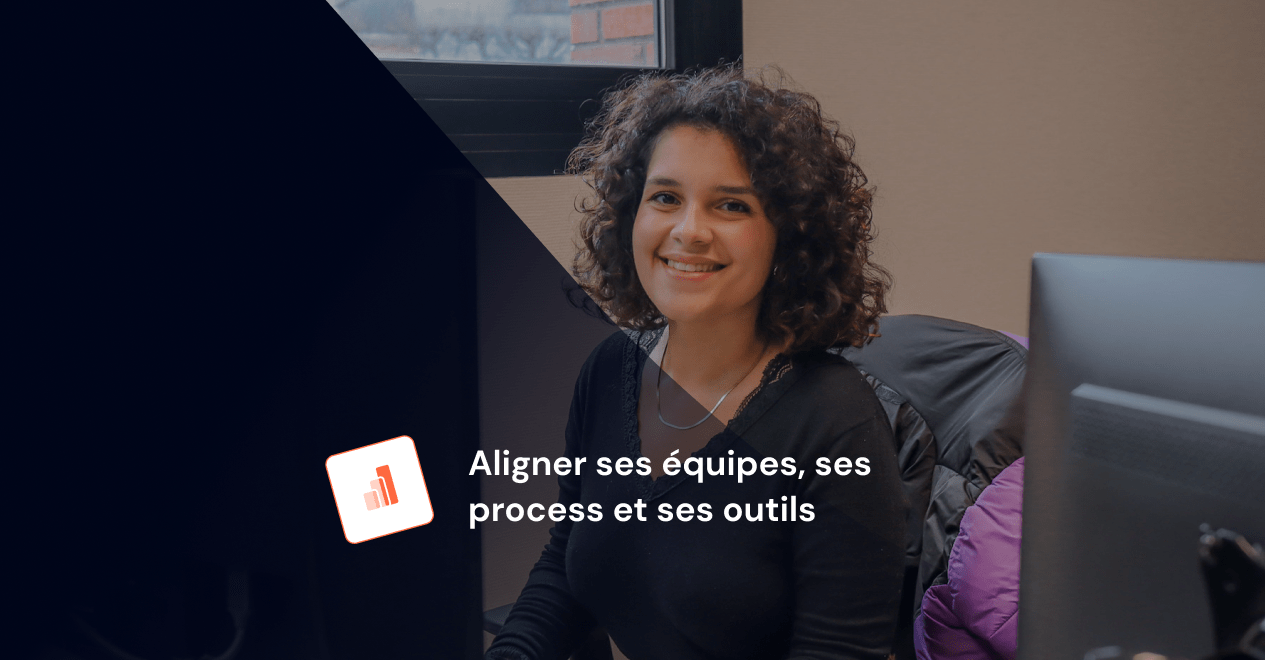 Une jeune femme souriante assise à son bureau 