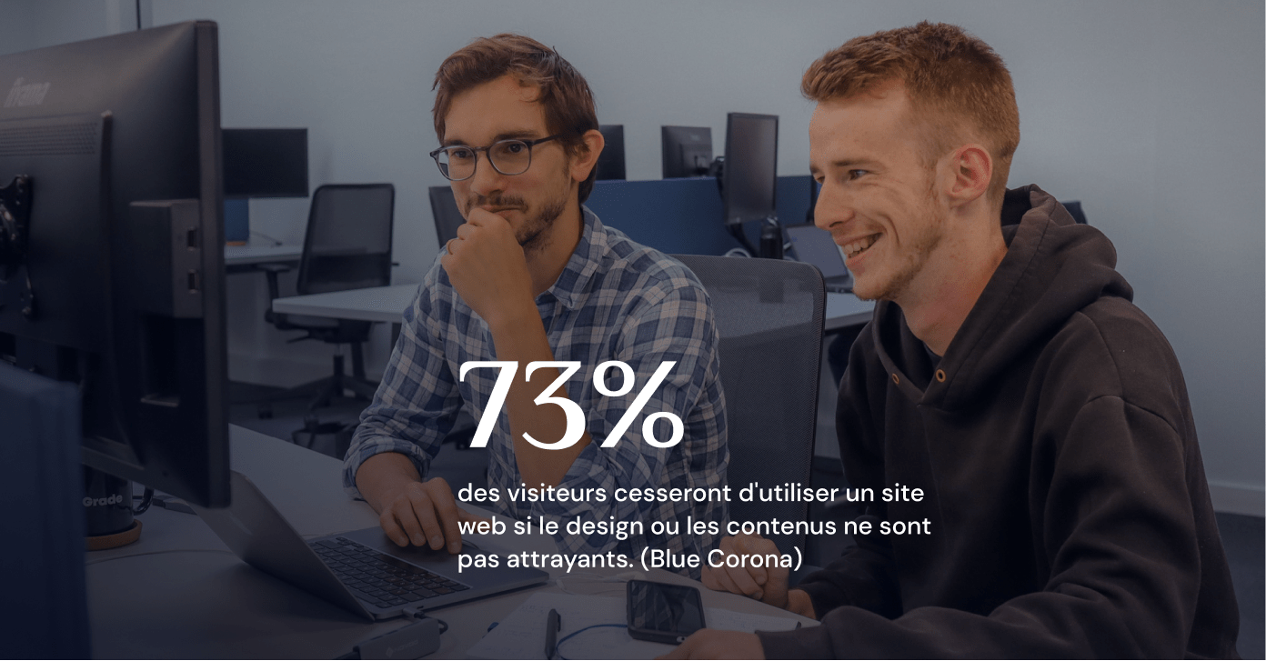 Deux hommes réalisent la refonte d'un site internet sur le CMS HubSpot