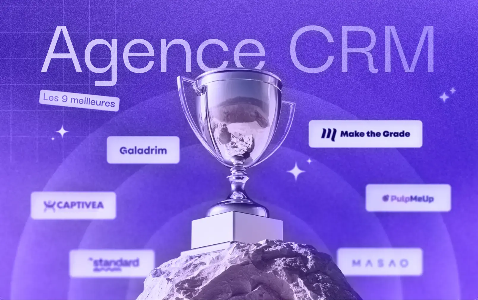 Trophée de la meilleure agence CRM sur le haut d'un rocher avec le nom des prétendants flottant autour