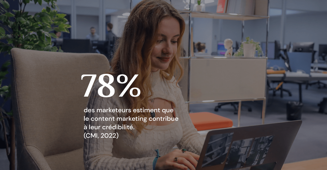 Une jeune fille qui utilise des mots magiques pour son copywriting 