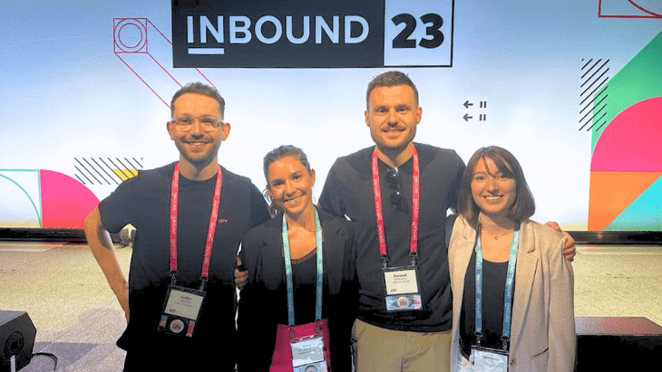 Justin, Clara, Renaud et Clémence portent le badge INBOUND autour du cou