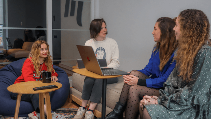 Marie, Jimmy, Clara et Maud font connaissance en salle de pause