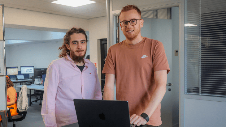 loris et son manager andrew pose devant la caméra
