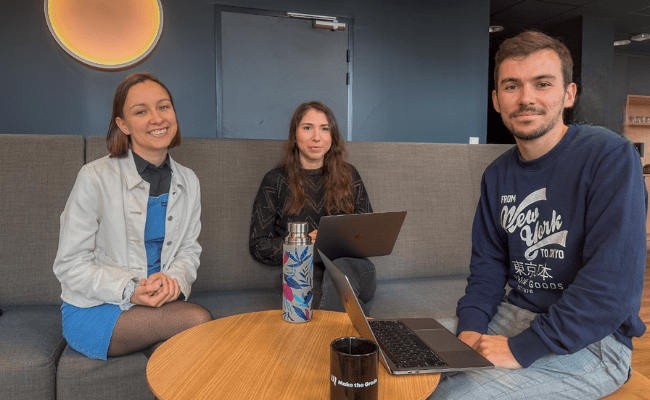 Marion Marin est accueillie par Marion Leffondré, sa marraine et Steven Perros, collègue Traffic Manager