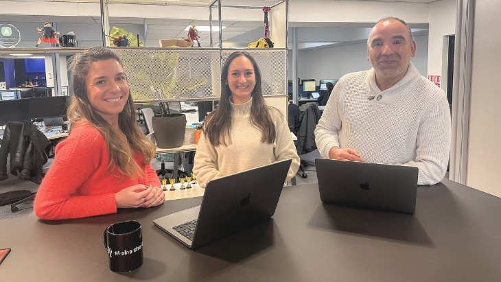 Clara, Mathilde et Ahmed parcourent le CRM HubSpot ensemble