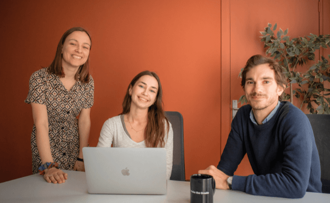 Marion, Océane et Thibaut posent pour le premier jour d'Océane