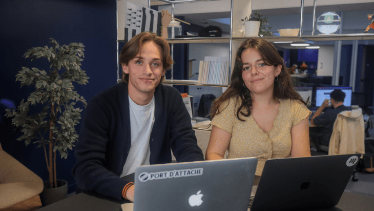 Samuel et Claire travaillent ensemble sur le site Port d'Attache