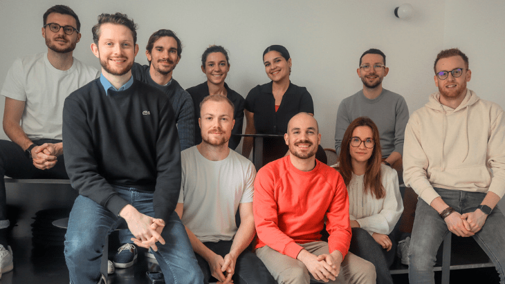 L'équipe management de l'agence sourit à l'objectif