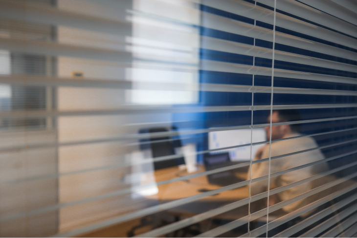 Scène de discrétion en entreprise